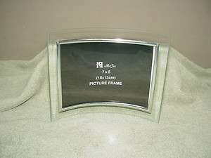 CURVED GLASS FRAME FOR A 7 x 5 PHOTOGRAPH, CLEAR  
