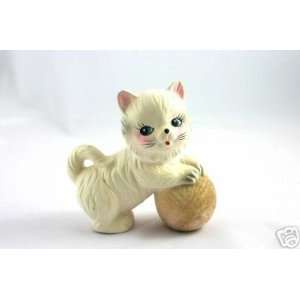  Mini Ceramic White Cat with Ball of Yarn