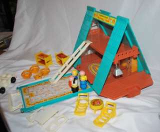 VINTAGE FISHER PRICE LITTLE PEOPLE A FRAME Play Family HOUSE & ACC 