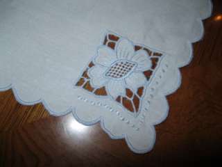 VINTAGE LINEN MADEIRA EMBROIDERED CUT TABLECLOTH 42X41 & FOUR NAPKINS 